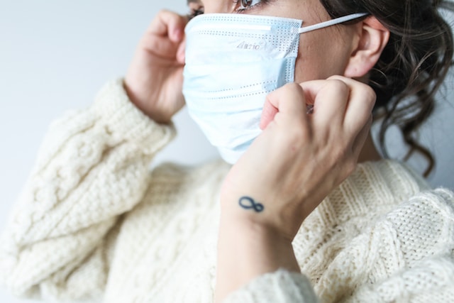 coronavirus mask woman
